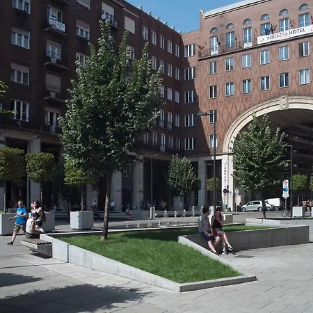 Rebecca Next To Synagogue * Будапешт