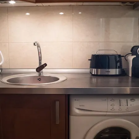 Rebecca Next To Synagogue * Будапешт