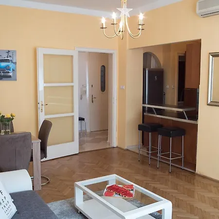 Rebecca Next To Synagogue Будапешт