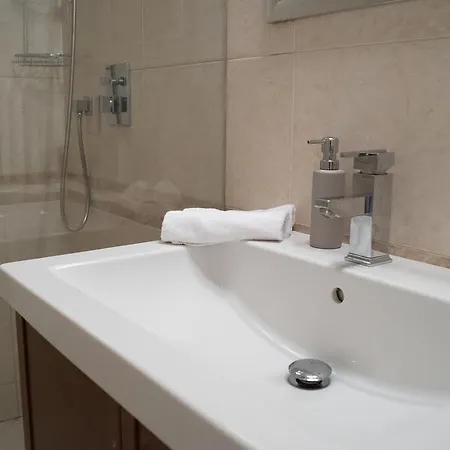 Rebecca Next To Synagogue * Будапешт