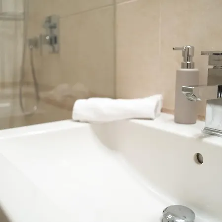 Rebecca Next To Synagogue Будапешт