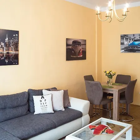 Rebecca Next To Synagogue * Будапешт