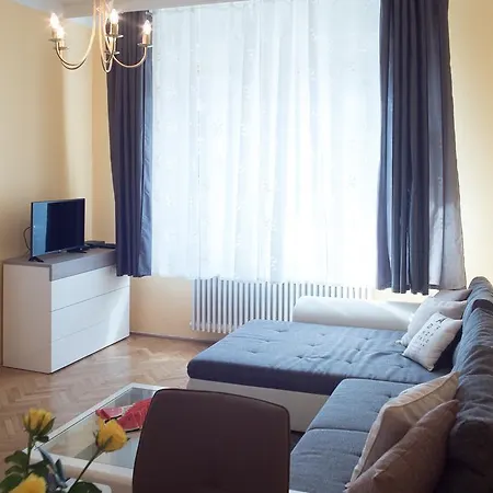 Rebecca Next To Synagogue 布达佩斯